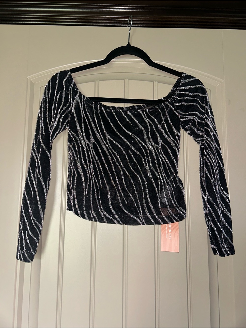 SHEIN Black Long-Sleeve Scoop Neck Top with Silver Wave Stripes